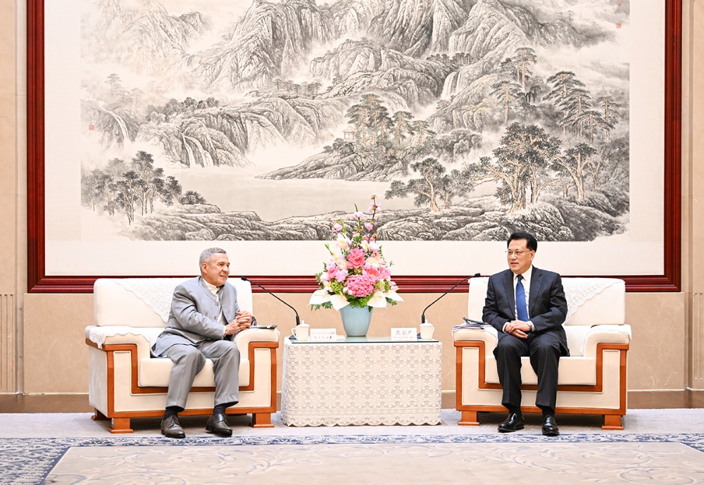 袁家軍胡衡華會(huì)見俄羅斯韃靼斯坦共和國(guó)行政長(zhǎng)官明尼哈諾夫